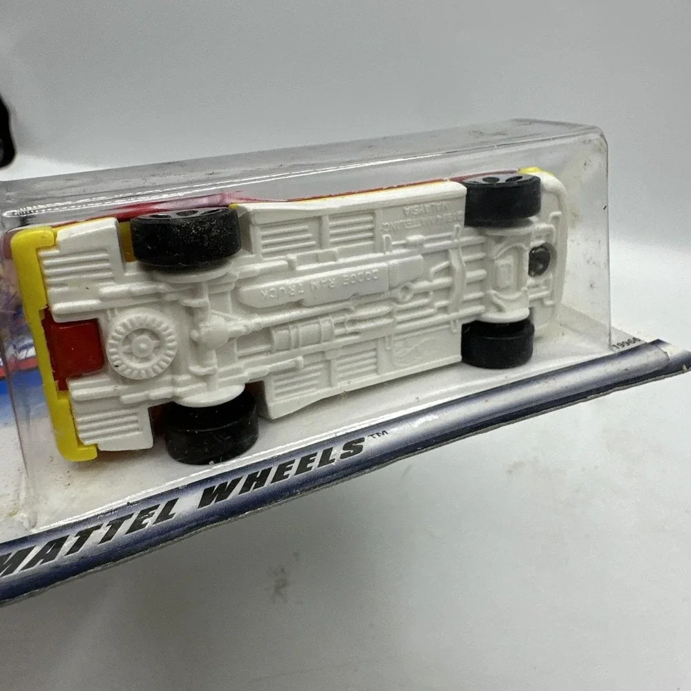 Hot Wheels Collector #797 DODGE‎ Ram 1500 Red/White w/Chrome 1998